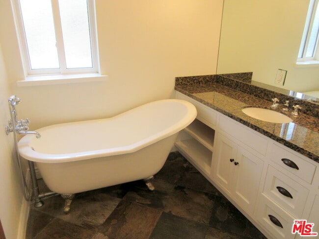 Building Photo - 7012 Birdview Ave