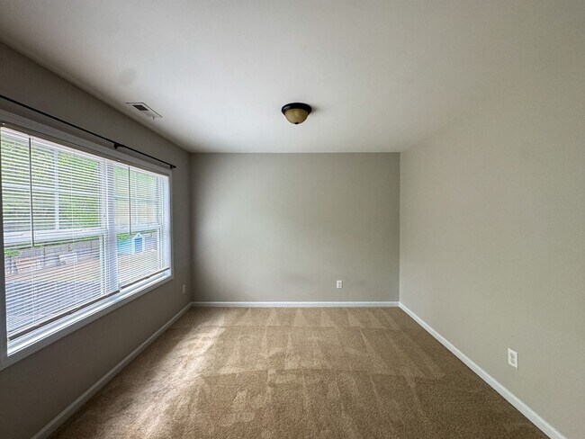 Building Photo - Spacious 4 Bed 2.5 Bath Fayetteville Home