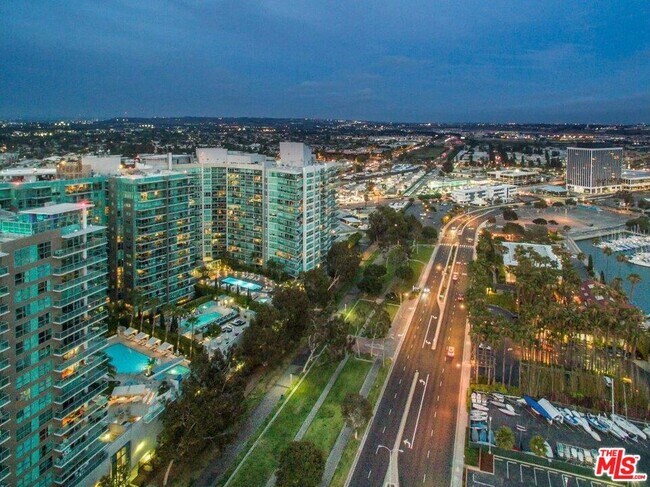 Building Photo - 13650 Marina Pointe Dr