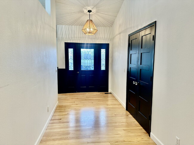 Building Photo - 4 Lois Ln