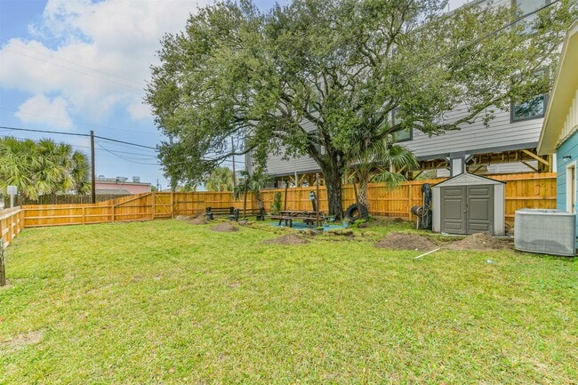 Building Photo - 728 7th St