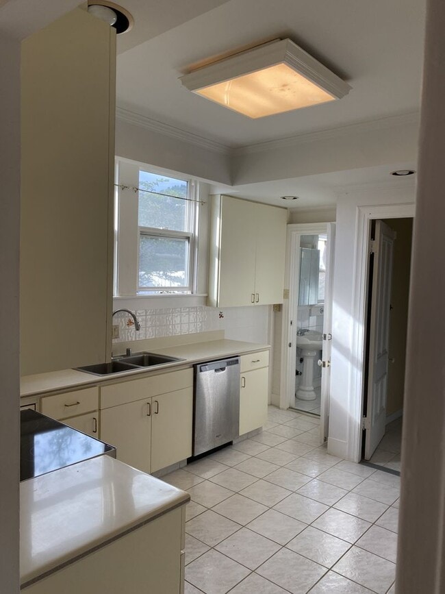 Building Photo - w2152k