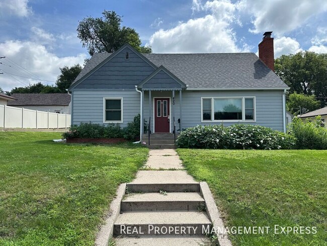 Building Photo - 420 S Hawthorne Ave