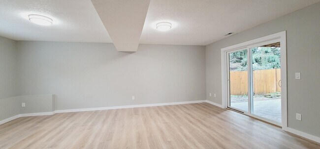 Building Photo - Stunning 4 bedroom House in an amazing location of Puyallup!