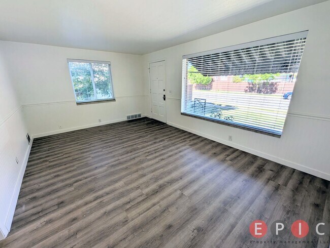 Building Photo - 2712