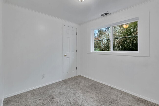 Building Photo - Cozy 4-Bedroom Home with Wood Stove & Large Backyard in Mountlake Terrace