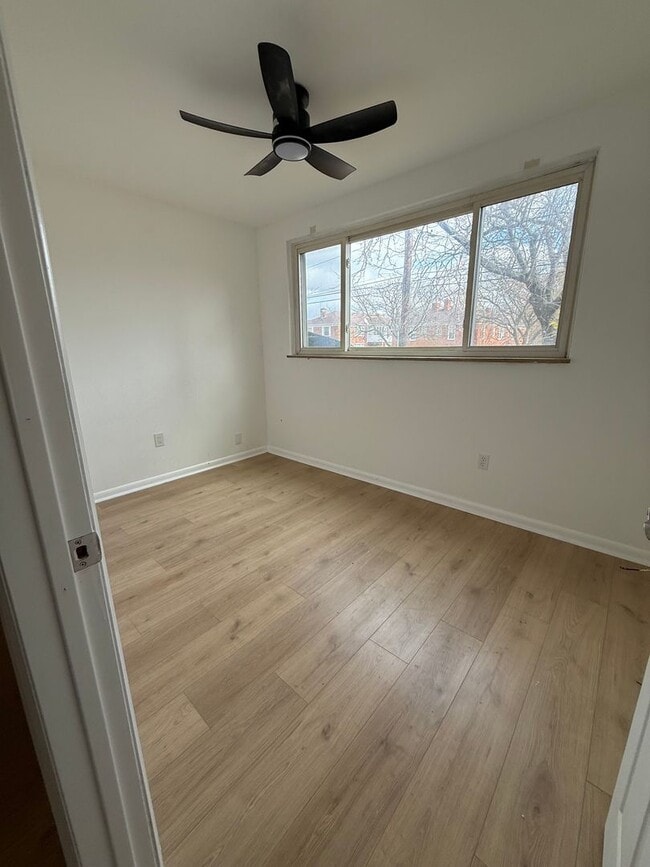 Interior Photo - 17927 Lakeshore Boulevard