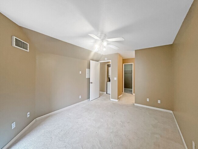 Building Photo - Modern 2B/2BA Condo with Balcony & Ameniti...