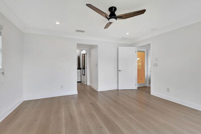 Building Photo - 400 Venice Dr