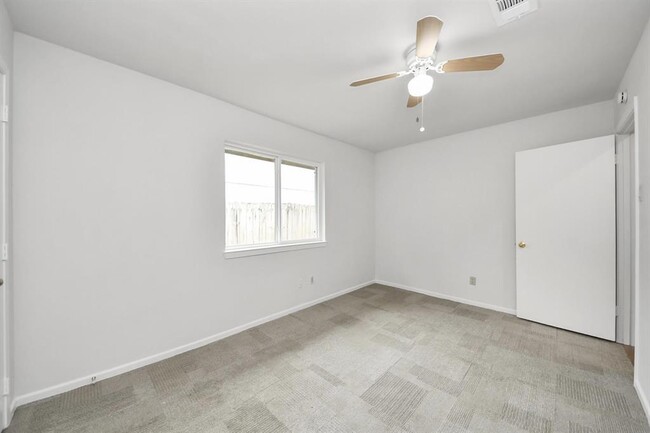 Building Photo - 9615 Meadowvale Dr