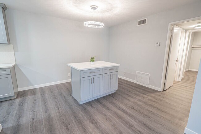 Building Photo - Fully Remodeled 2 Bedroom Condo for Rent in Valencia!