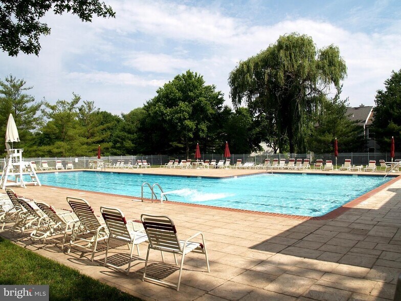 Building Photo - 304 Trinity Ct