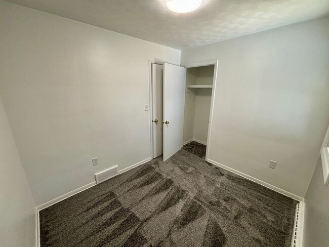 Building Photo - Three Bedroom / Two Bathroom House AVAILAB...