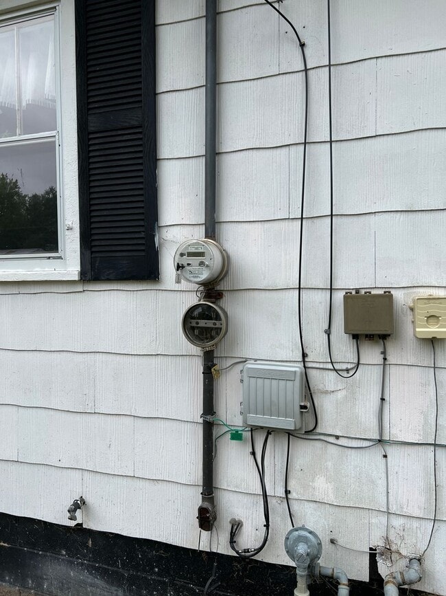 Building Photo - Charming 2 Bedroom and 1 Bath House Availa...