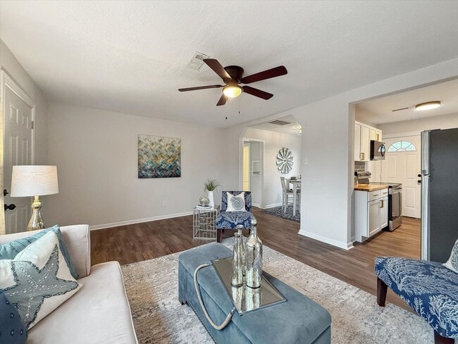 Building Photo - Renovated home in Heart of Hampton Roads