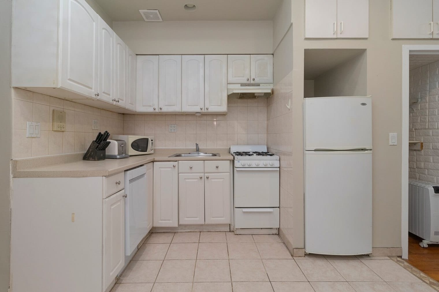 Building Photo - 250 E 82nd St