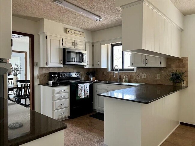 Building Photo - 14 London Dr