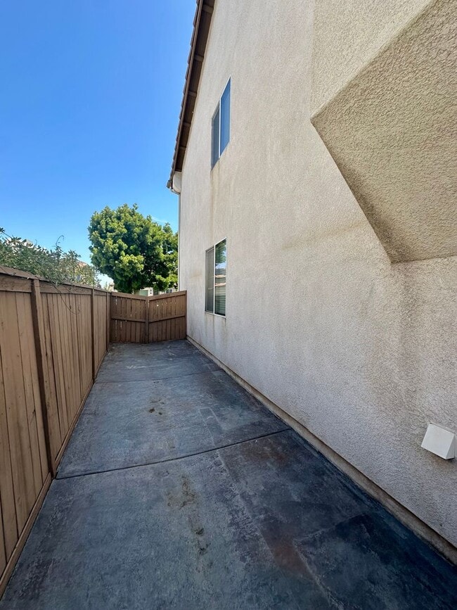 Building Photo - Large 3 bedroom home with loft and large b...