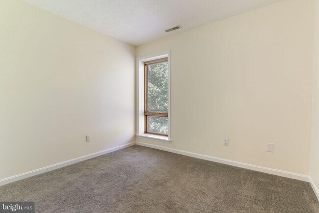 Building Photo - 23240 Rosewood Ct