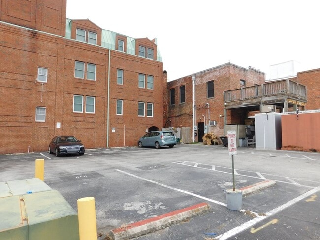 Building Photo - 216 Middle St