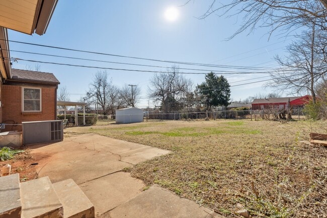 Building Photo - 1412 NE 38th St