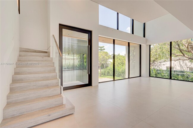 Building Photo - 735 Fernwood Rd