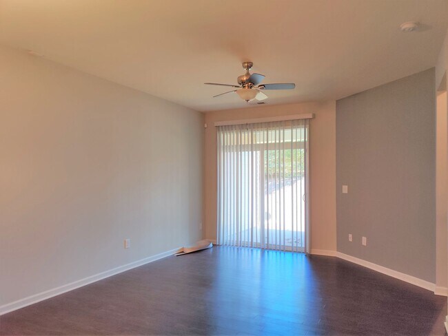 Building Photo - 4 Bedroom, 2.5 Bath Townhome in Savannah Townhomes