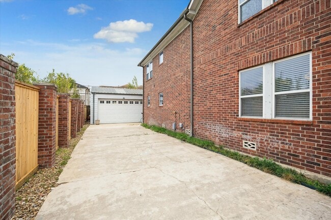 Building Photo - 1909 W Lamar St