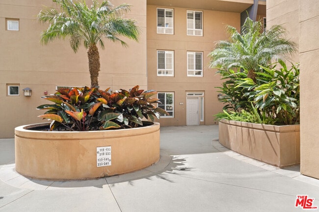 Building Photo - 5831 Seawalk Dr
