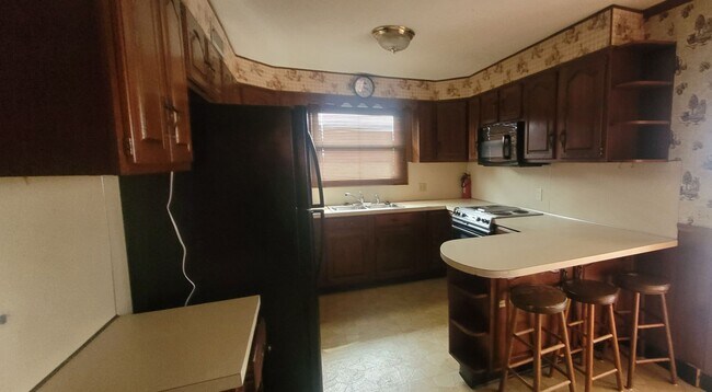 Building Photo - 2 Story Brick 4/5 bedroom 2.5 Bath with Ga...