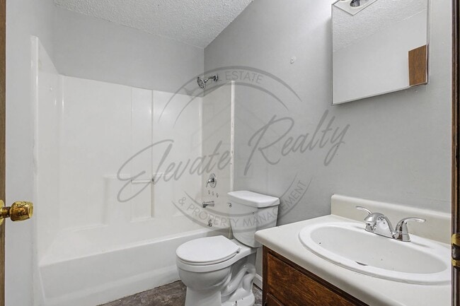 Building Photo - Two Bedroom Ranch Style Duplex in Hermitage!