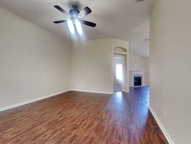 Building Photo - Spacious 4/2 with Fenced Yard