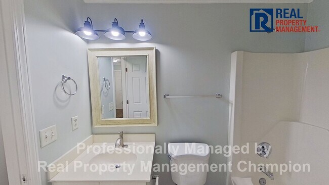 Building Photo - Cute 3 BD/2 BA Townhome Style Near UNCW