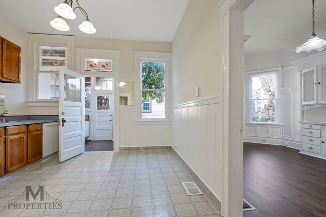 Building Photo - Updated Edwardian Style Noe Valley Flat - ...