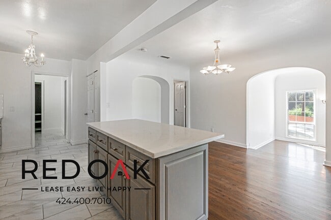 Building Photo - 2132 Cove Ave
