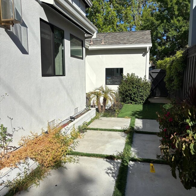 Building Photo - 1031 Almanor Ave