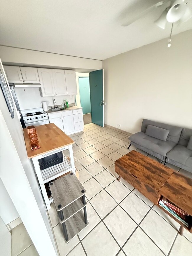 Building Photo - Rarely Available 1-Bedroom Apartment for Rent at Queen’s Villa