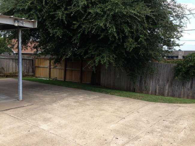 Building Photo - THREE BEDROOMS TWO BATHS, FENCED BACKYARD,...