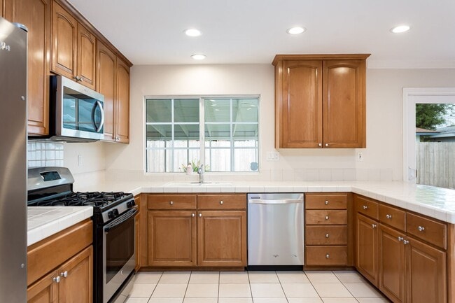 Building Photo - Traditional Single Family with Spacious Yard!