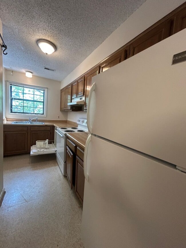 Building Photo - Townhome in the heart of Carrboro! First M...