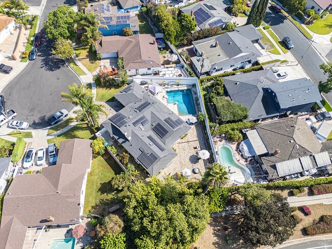 Building Photo - Fully Furnished 3 Bed 2.5 Bath Single Fami...
