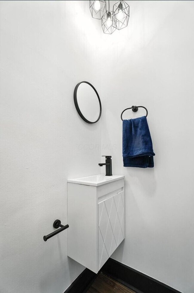 Building Photo - 887-889-889 E Livingston Ave