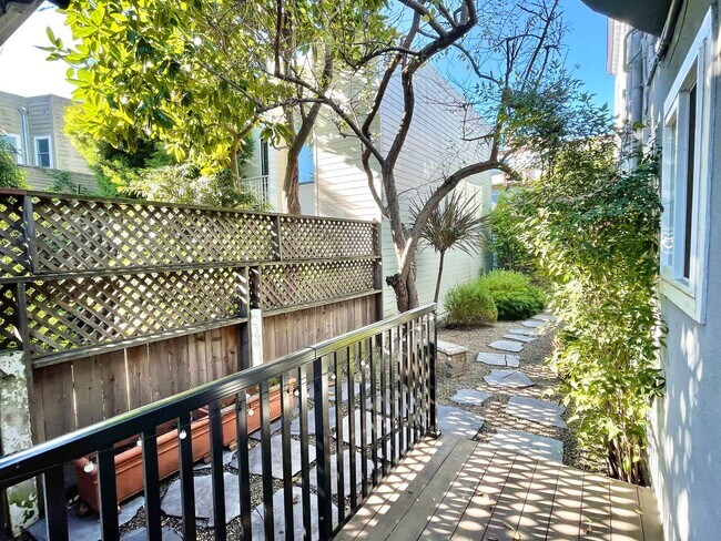 Building Photo - 1BR/1BA Remodeled Garden Unit! Charm Galor...