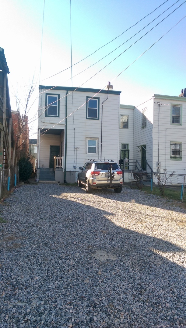 Building Photo - 4 BR / 2 BA Home close to VCU, Large kitch...