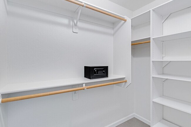 Building Photo - 4 Bedroom/2 Bathroom Remodeled home with S...