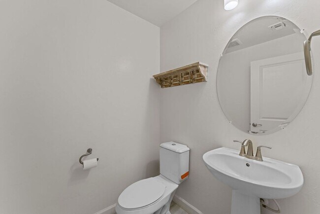 Building Photo - 4 Bedroom 2.5 Bathroom