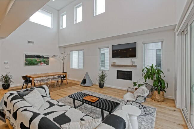 Building Photo - Custom, Modern & Spacious Tri-Level Home w...