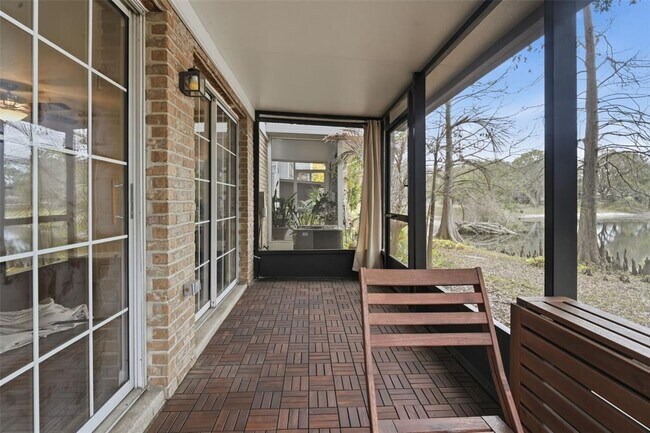 Building Photo - 2201 Coach House Blvd