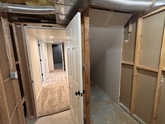 Building Photo - 627 E 700 N