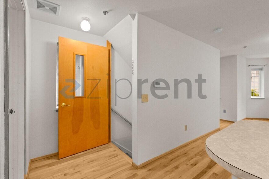 Building Photo - Unit 3